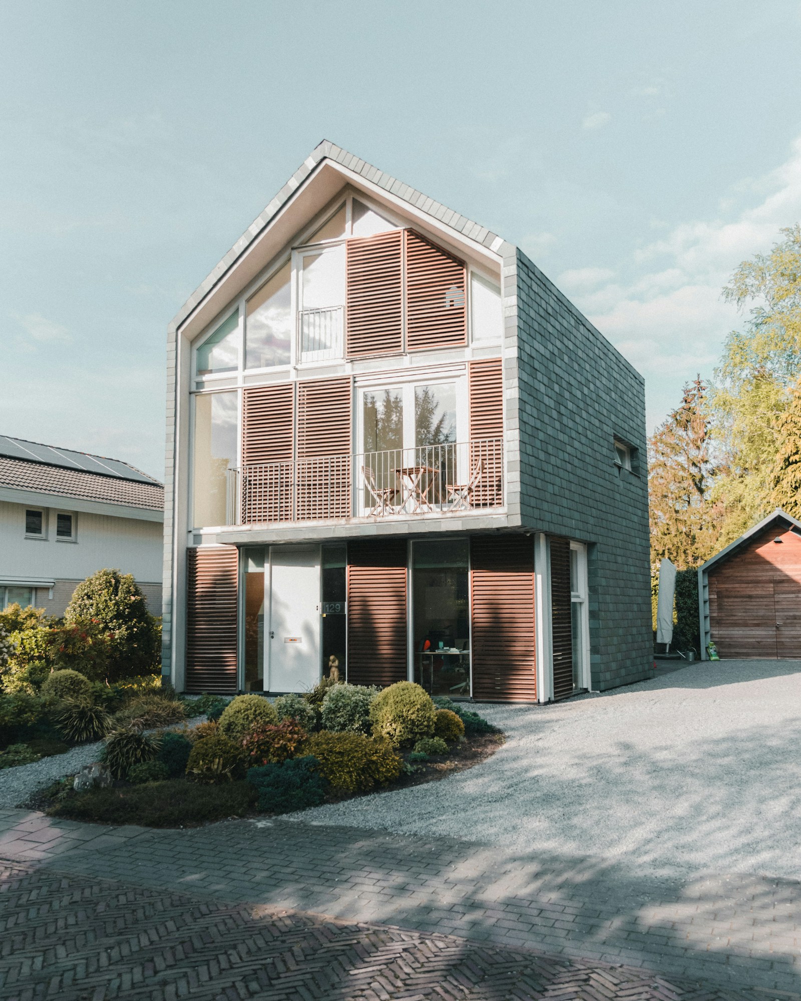 Moderni pohjoismaistyylinen koti kultaisessa valossa